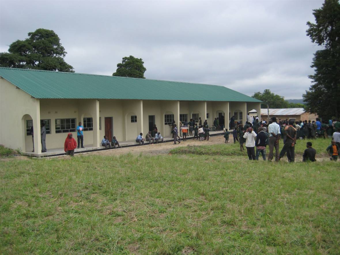 Das Bild zeigt die neue Grundschule von Mulanga