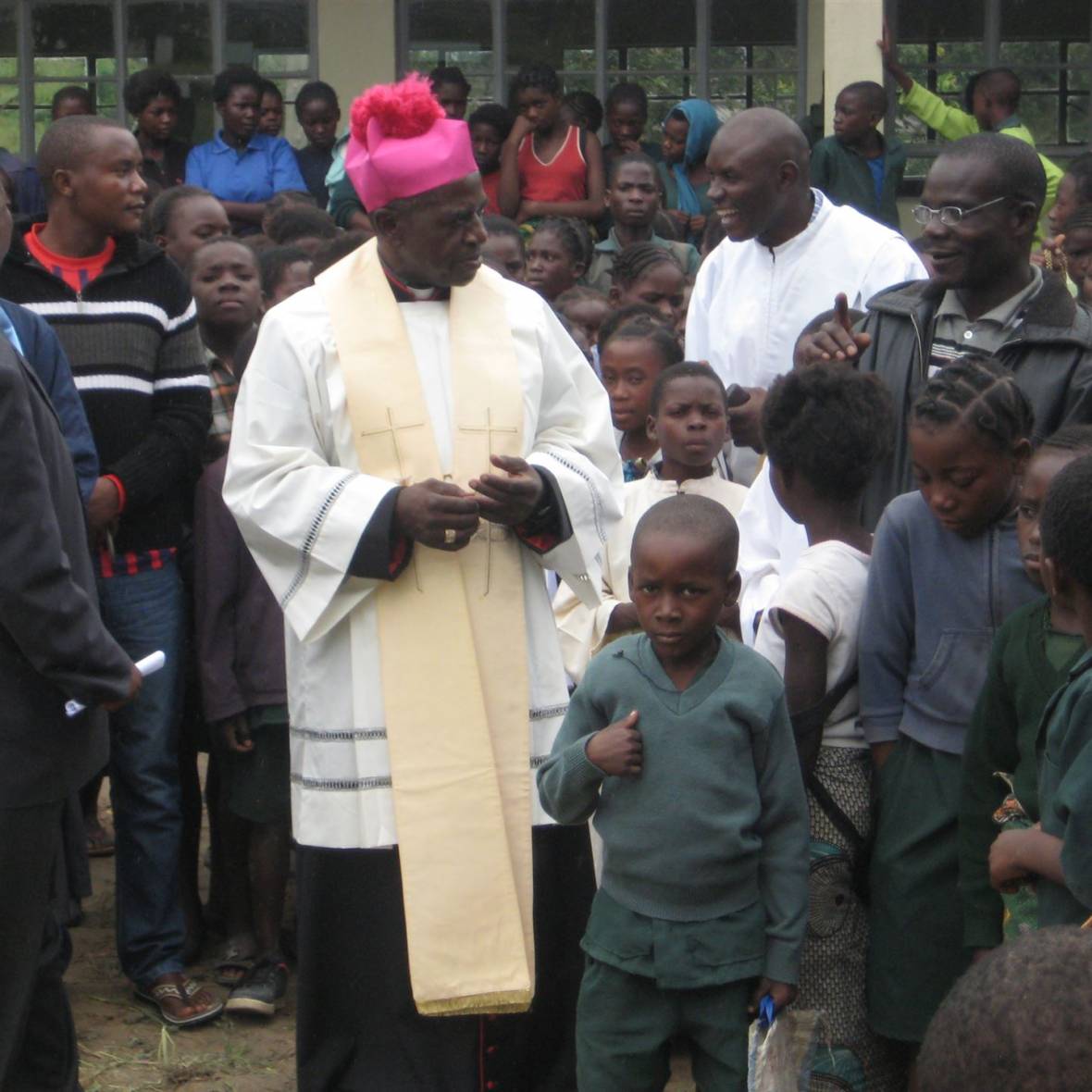 Auf dem Bild Bischof Justin Mulenga und rechts davon (Mann mit Brille) John Sinkala, der Ortspfarrer