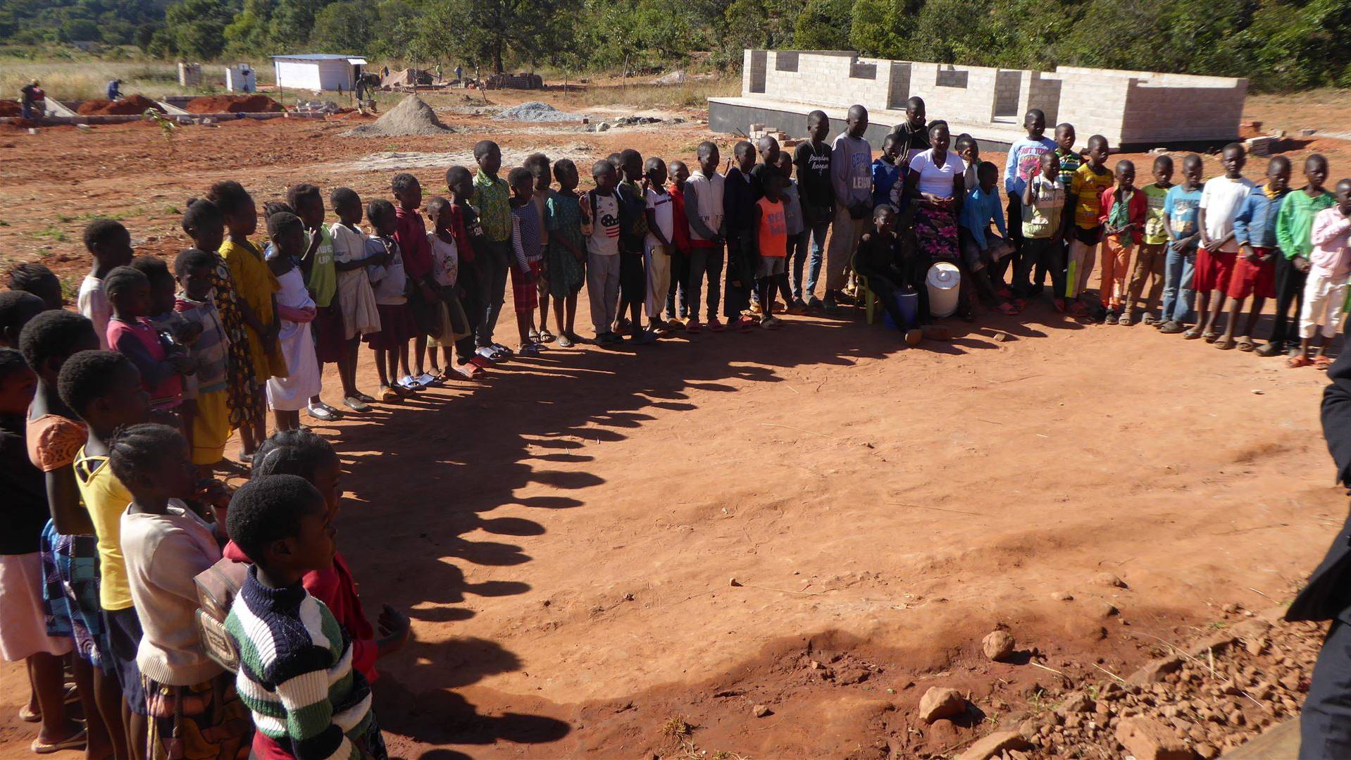 Schüler und Baustelle in Isoka, Zambia